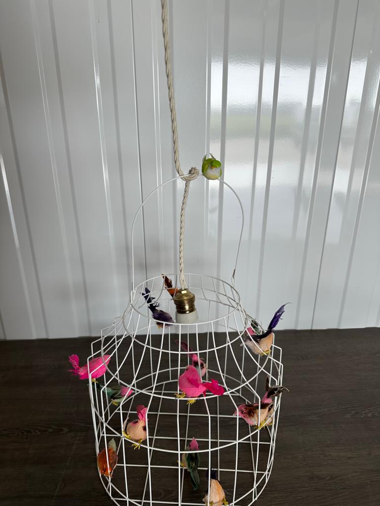Decoratieve vogelkooi lamp met kleurrijke vogels, Ophalen of Verzenden, Zo goed als nieuw, Metaal, Minder dan 50 cm