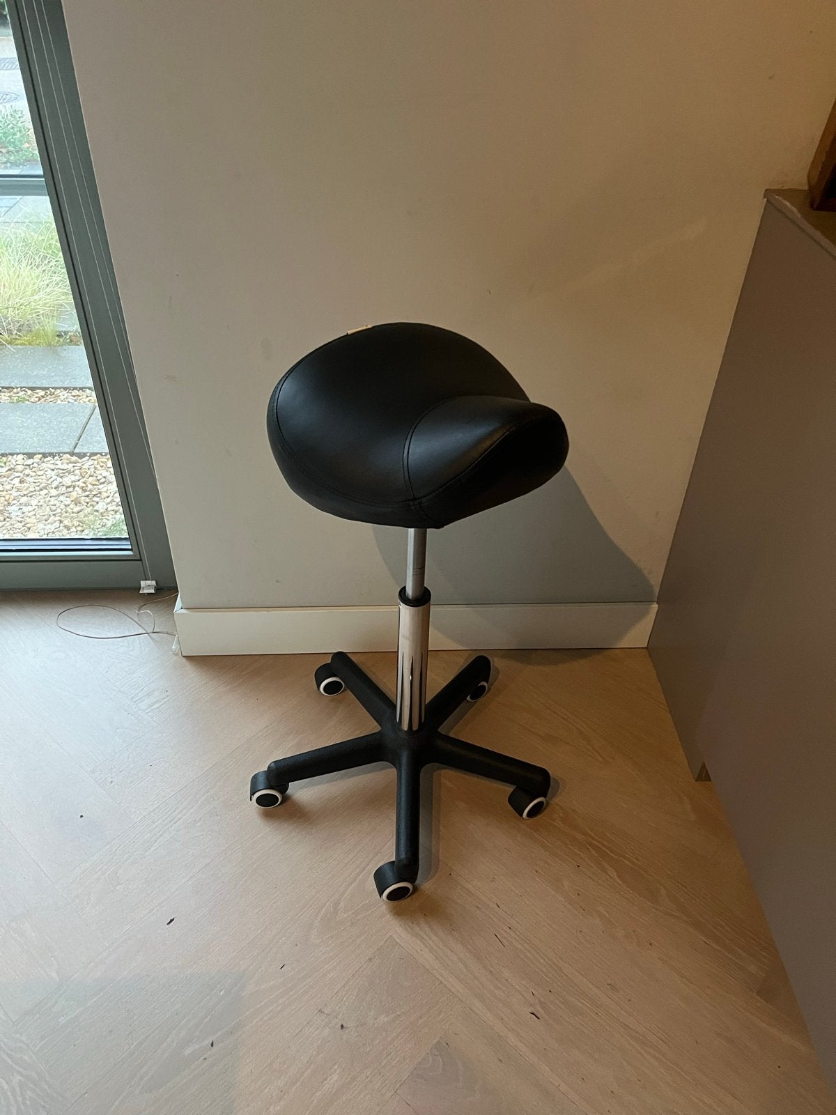Zadelkruk op wielen - Ergonomische bureaustoel, Huis en Inrichting, Stoelen, Ophalen, Zwart, Leer, Zo goed als nieuw