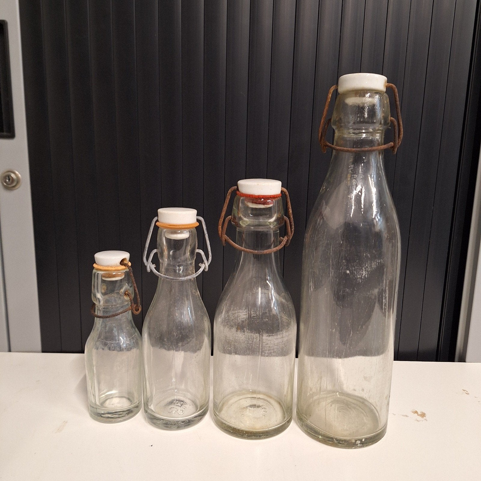 Set van 4 vintage melkflessen met beugelsluiting., Antiek en Kunst, Verzenden