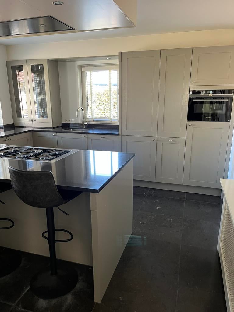 Complete keuken te koop taupe grijs hout kookeiland graniet, Huis en Inrichting, Keuken | Complete keukens, Ophalen, U-keuken
