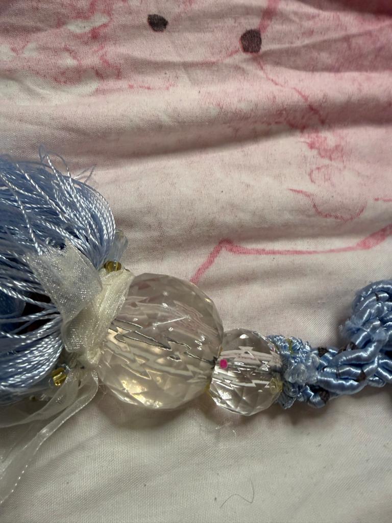 Gordijn Embrace - Lichtblauw met Kralen, Huis en Inrichting, Stoffering | Gordijnen en Lamellen, Minder dan 50 cm, Blauw, Ophalen of Verzenden