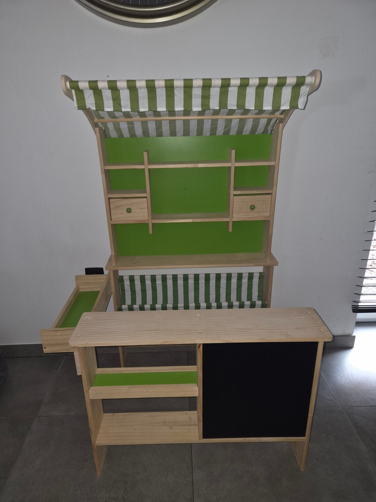 Houten speelgoedkraam met krijtbord en luifel, Kinderen en Baby's, Ophalen, Zo goed als nieuw, Jongen of Meisje