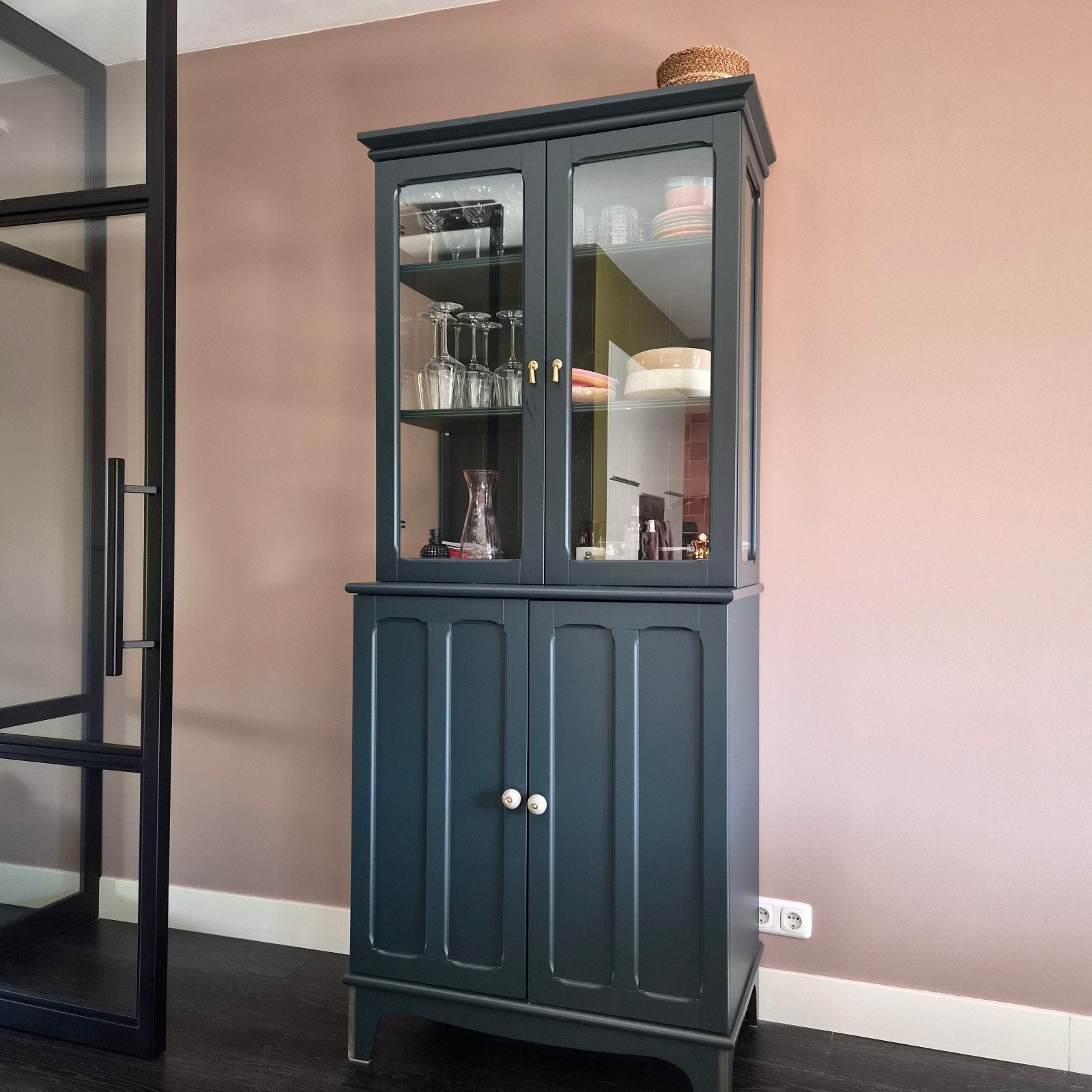 Mooie donkergroene vitrinekast met glazen deuren, Huis en Inrichting, Met deur(en), Klassiek, Modern, Landelijk, Overige houtsoorten