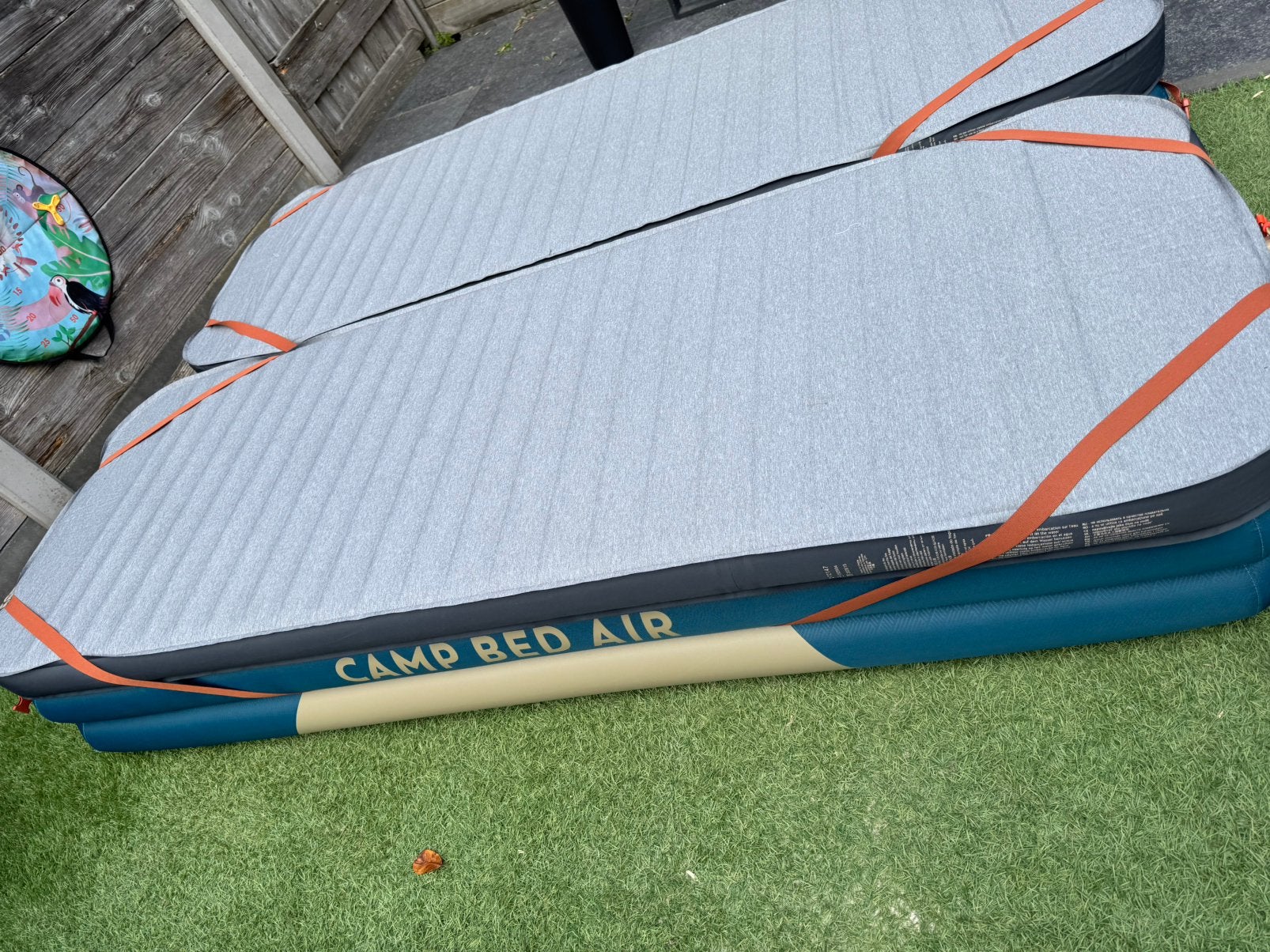 1x Quechua: opblaasbaar veldbed + comfort matras (matje), Ophalen, Zo goed als nieuw