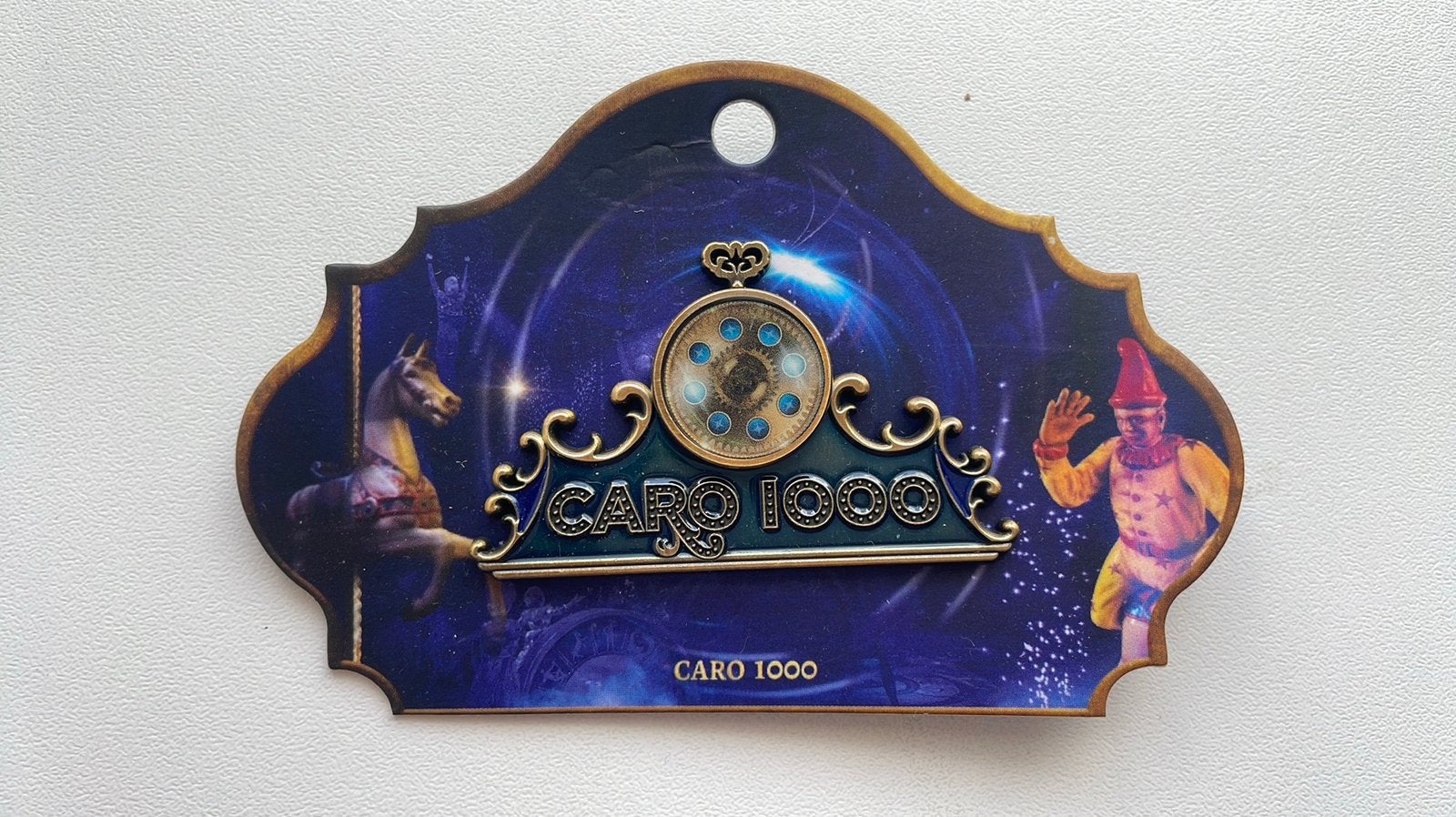 Efteling pin Caro 1000ste voorstelling EPP 499 op kaartje, Ophalen of Verzenden, Nieuw, Button of Speldje