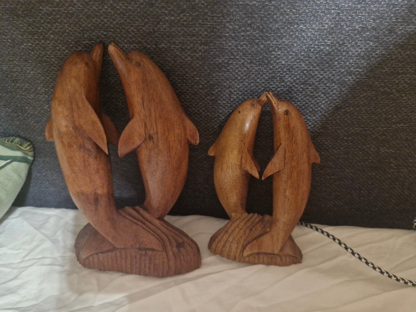 2 houten dolfijnen, Ophalen, Dier