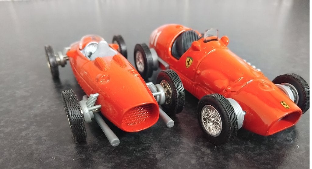 Set van 2 Ferrari Formule 1 modelauto's (1:35 & 1:36), Verzenden, Zo goed als nieuw, Overige typen