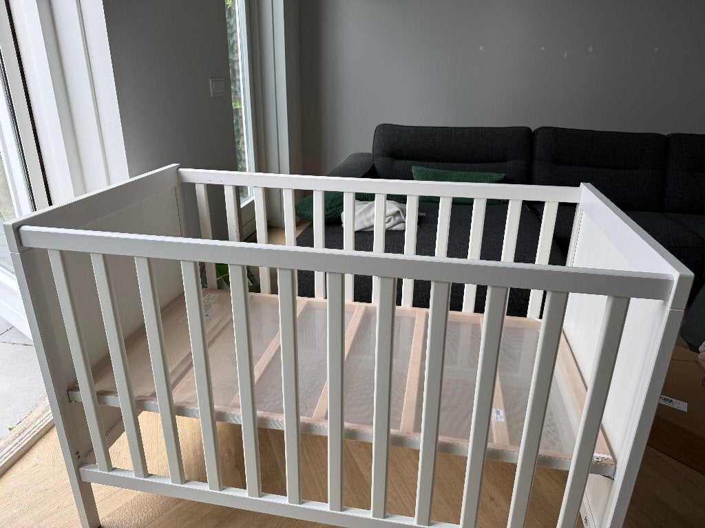 Ikea SUNDVIK - baby bed with mattress, Ophalen, Zo goed als nieuw, Minder dan 140 cm, Minder dan 70 cm