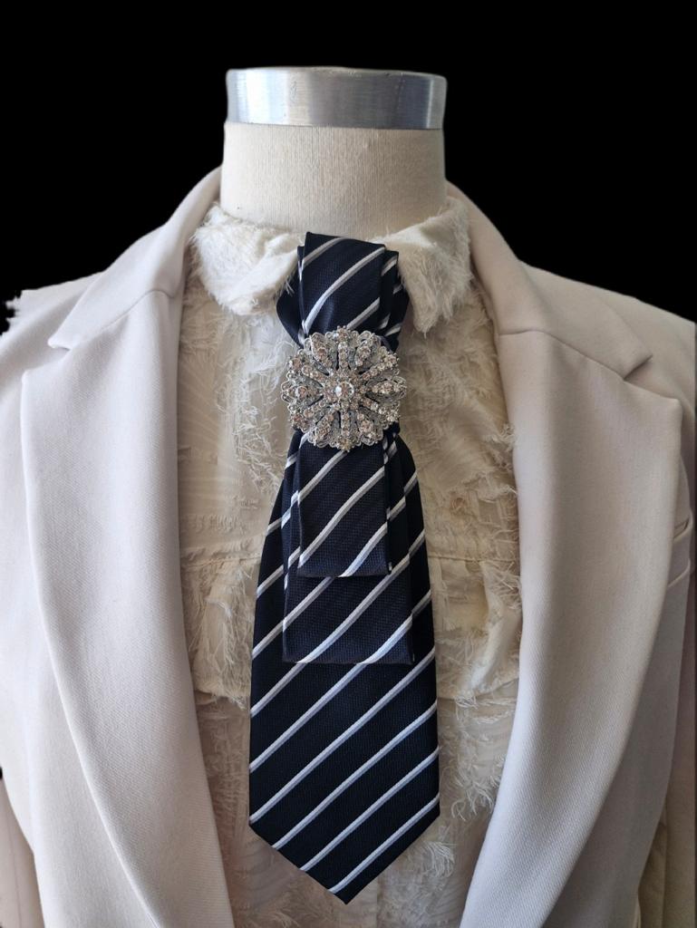 Stijlvolle stropdas met strass broche, Kleding | Dames, Mutsen, Sjaals en Handschoenen, Ophalen of Verzenden, Zo goed als nieuw