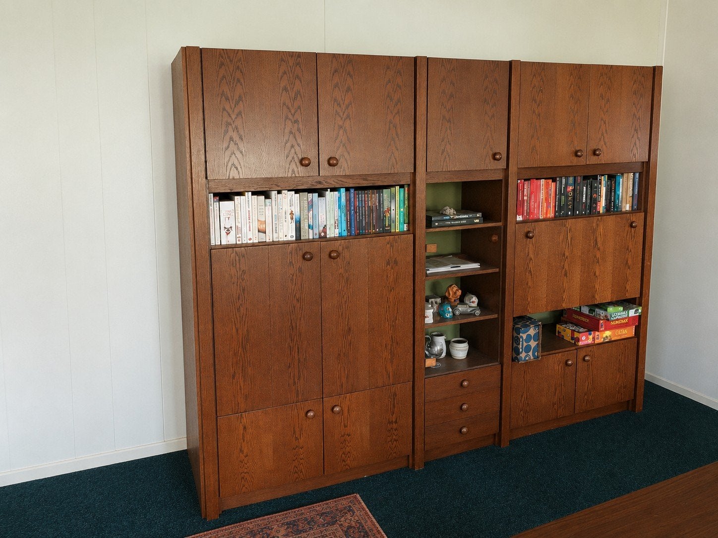 Retro Eiken wandmeubel met vitrine, Ophalen, 25 tot 50 cm, 200 cm of meer