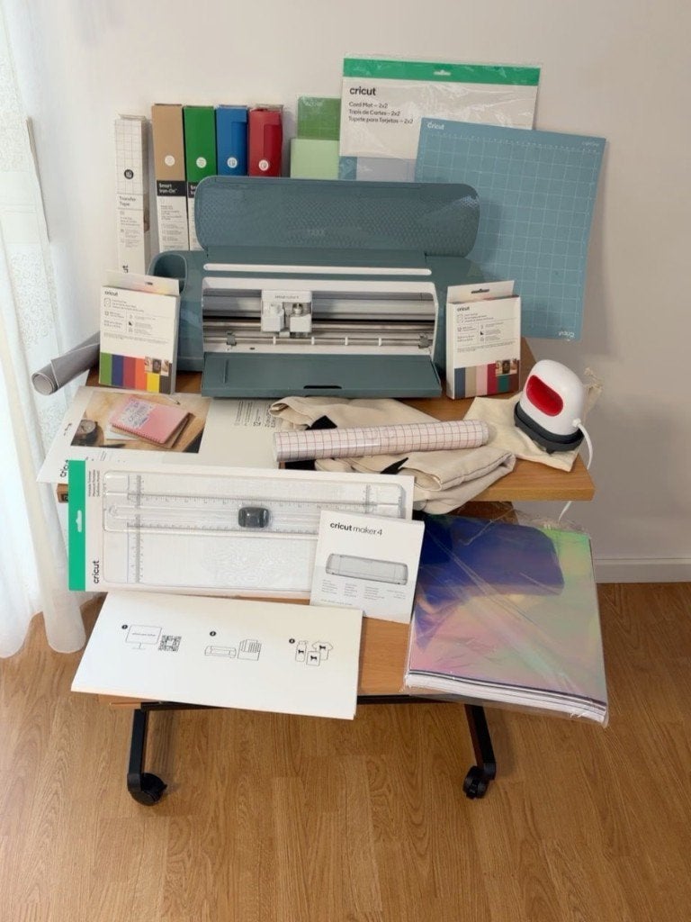Cricut Maker 4 met uitgebreide set accessoires, Hobby en Vrije tijd, Overige thema's, Ophalen of Verzenden, Zo goed als nieuw