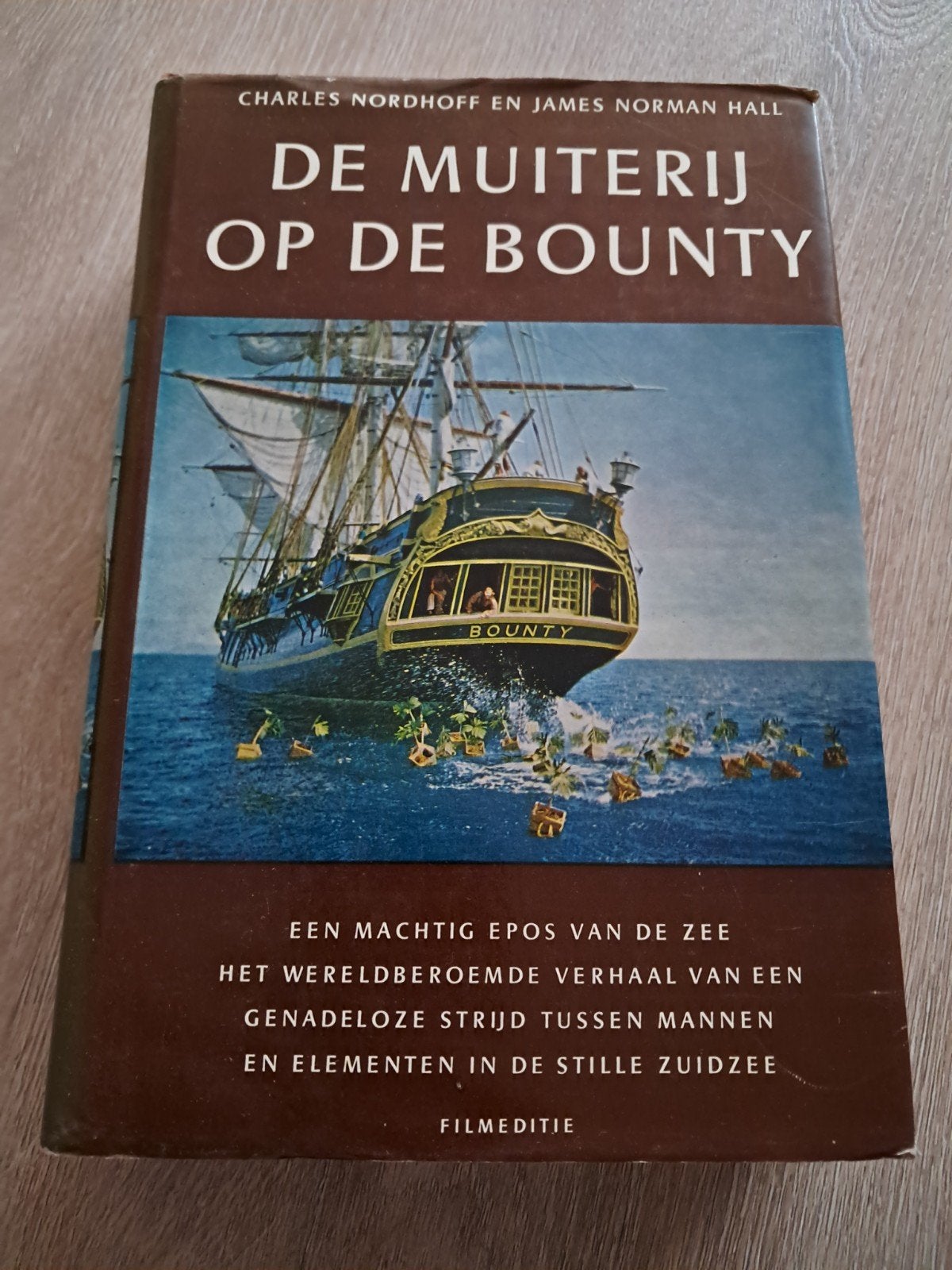 E7 De Muiterij op de Bounty - Filmeditie, Boeken, Ophalen of Verzenden, Gelezen, Charles Nordhoff en James Norman Hall, Nederland