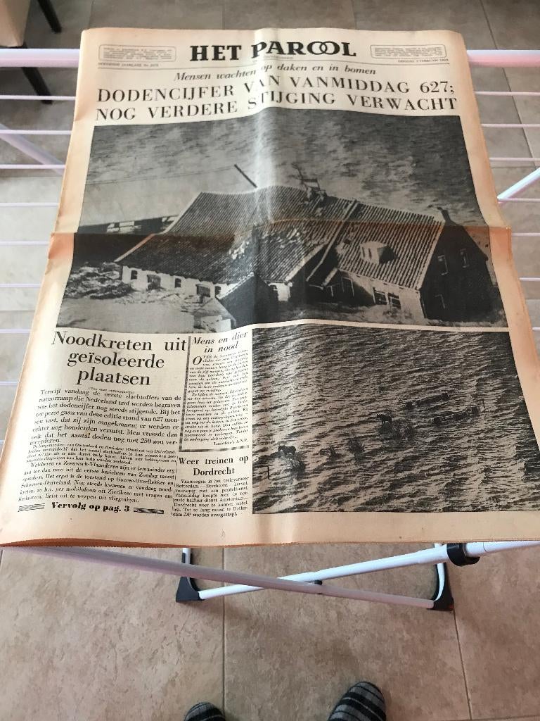 Het Parool 3 februari 1953 Mensen wachten op daken en bomen., Verzamelen, Tijdschriften, Kranten en Knipsels, Krant, 1960 tot 1980