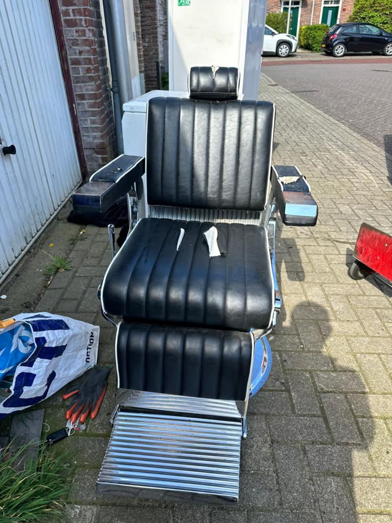 zwarte stoel barbier of kapper met beschade leer €195, Ophalen of Verzenden, Zo goed als nieuw