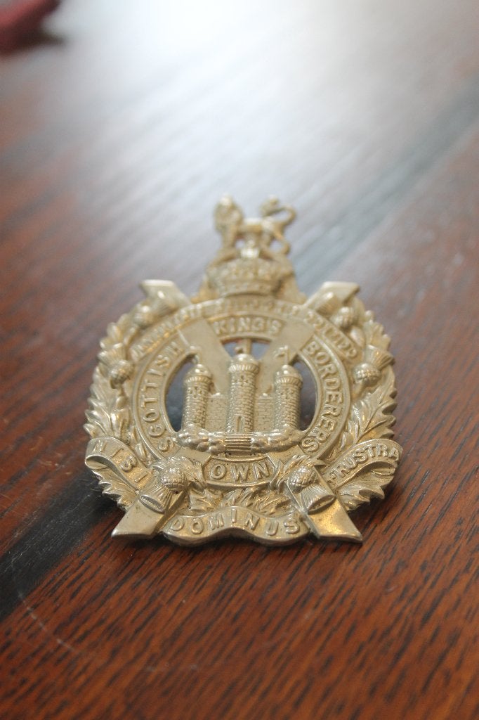VERY Nice KOSB Cap Badge, Verzamelen, Verzenden, Landmacht, Engeland, Embleem of Badge