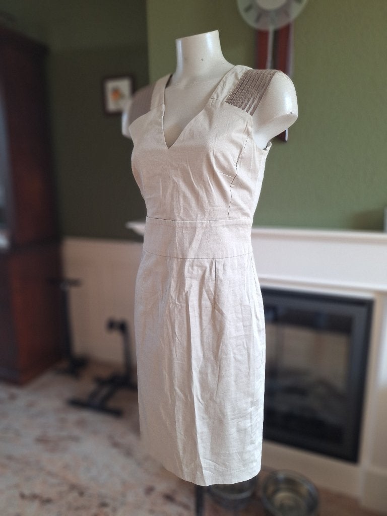 Sandro Ferrone beige jurk mooi schouder details IT 42 NL 38, Maat 38/40 (M), Verzenden, Beige, Sandro ferrone
