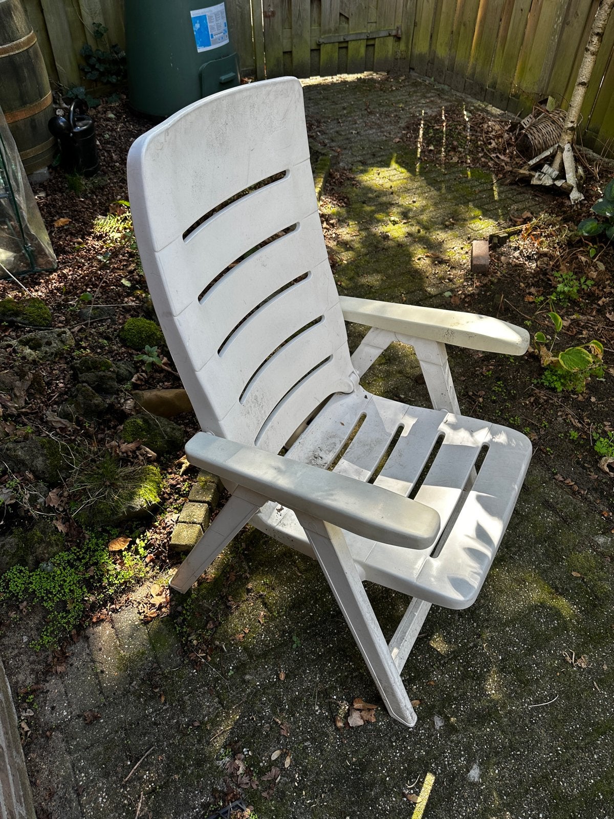 Twee witte kunststof tuinstoelen, inklapbaar, Tuin en Terras, Ophalen, Gebruikt, Kunststof, Inklapbaar