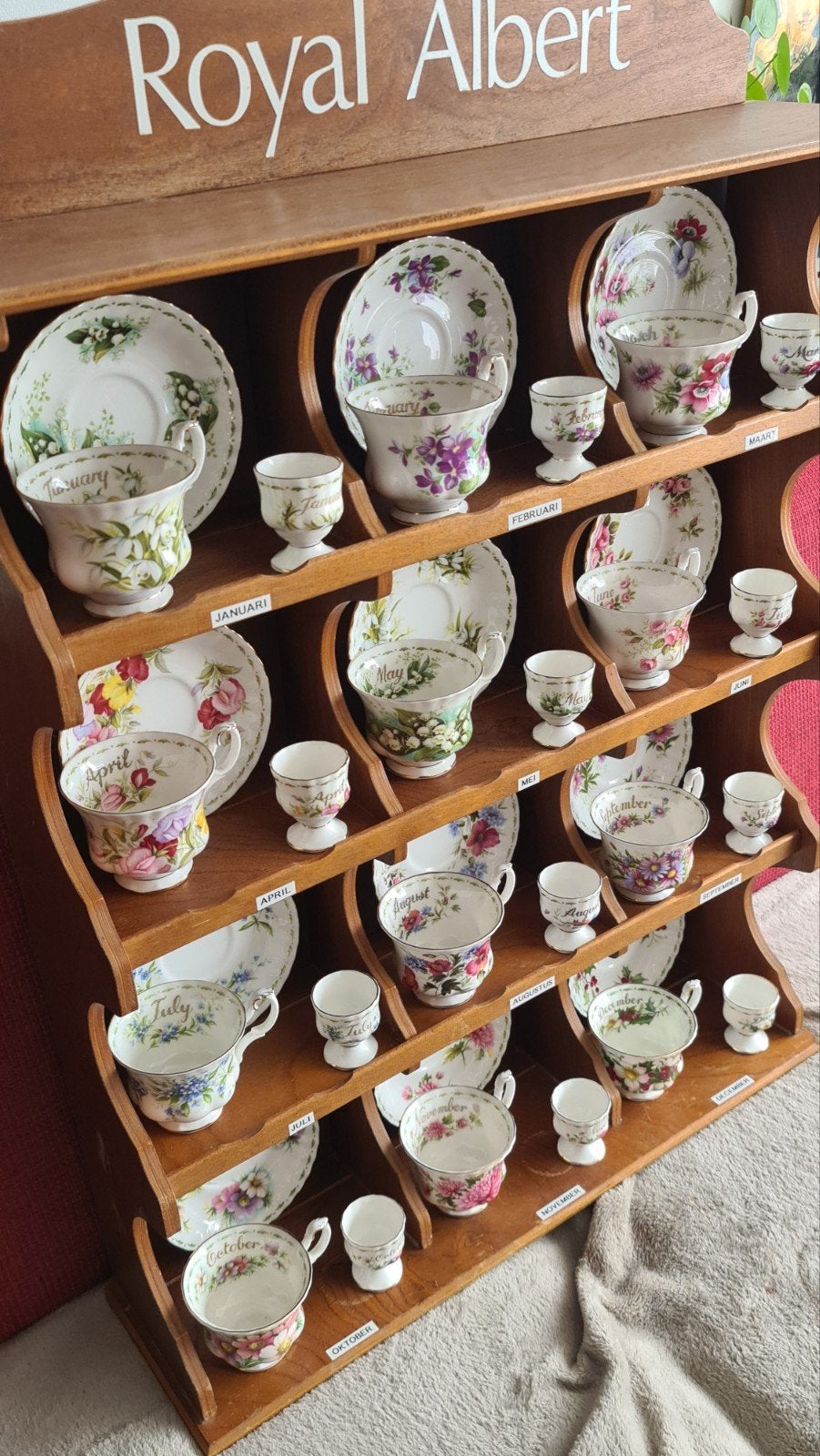 Royal Albert kop en schotels, eierdopjes in wandrek display, Ophalen, Klassiek, Zo goed als nieuw, Kop(pen) en/of Schotel(s)