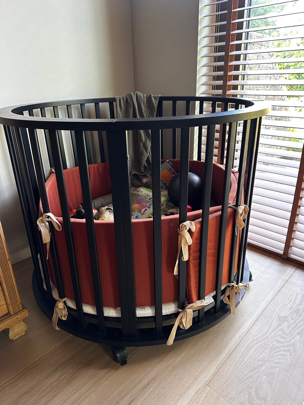 Ronde Box Mat Zwart Europe Baby Circa | Incl. matras, Kinderen en Baby's, Boxen, Ophalen, Zo goed als nieuw, Rond, In hoogte verstelbaar