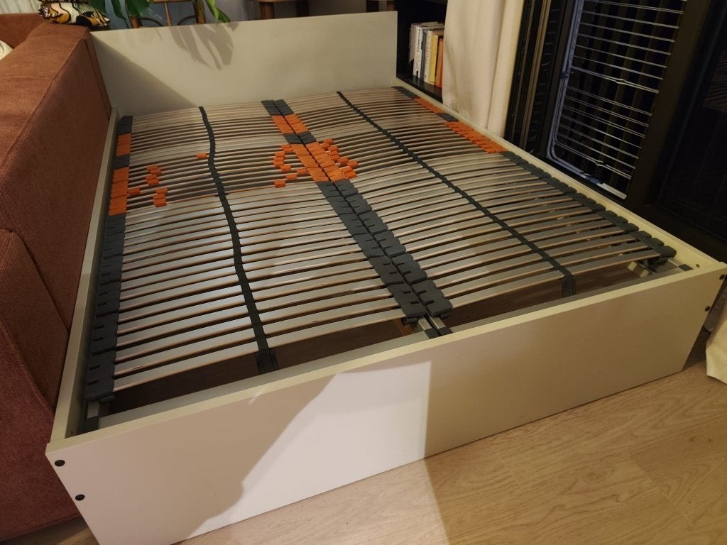 Wit/lichtgrijs bedframe 140cm met lattenbodem en evt matras, Ophalen, Tweepersoons, 140 cm, Zo goed als nieuw