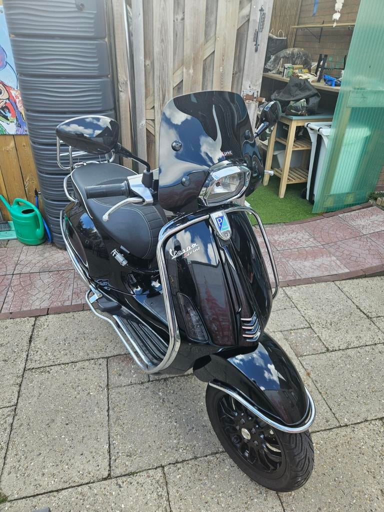 Vespa Sprint brom geel kenteken, Fietsen en Brommers, Scooters | Vespa, Ophalen, Overige modellen, Maximaal 45 km/u, Zo goed als nieuw