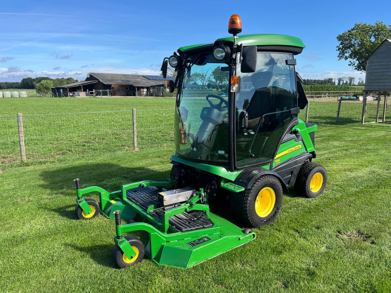 John Deere 1585 prof. frontmaaier, 3cil diesel, airco, Ophalen, Maaier