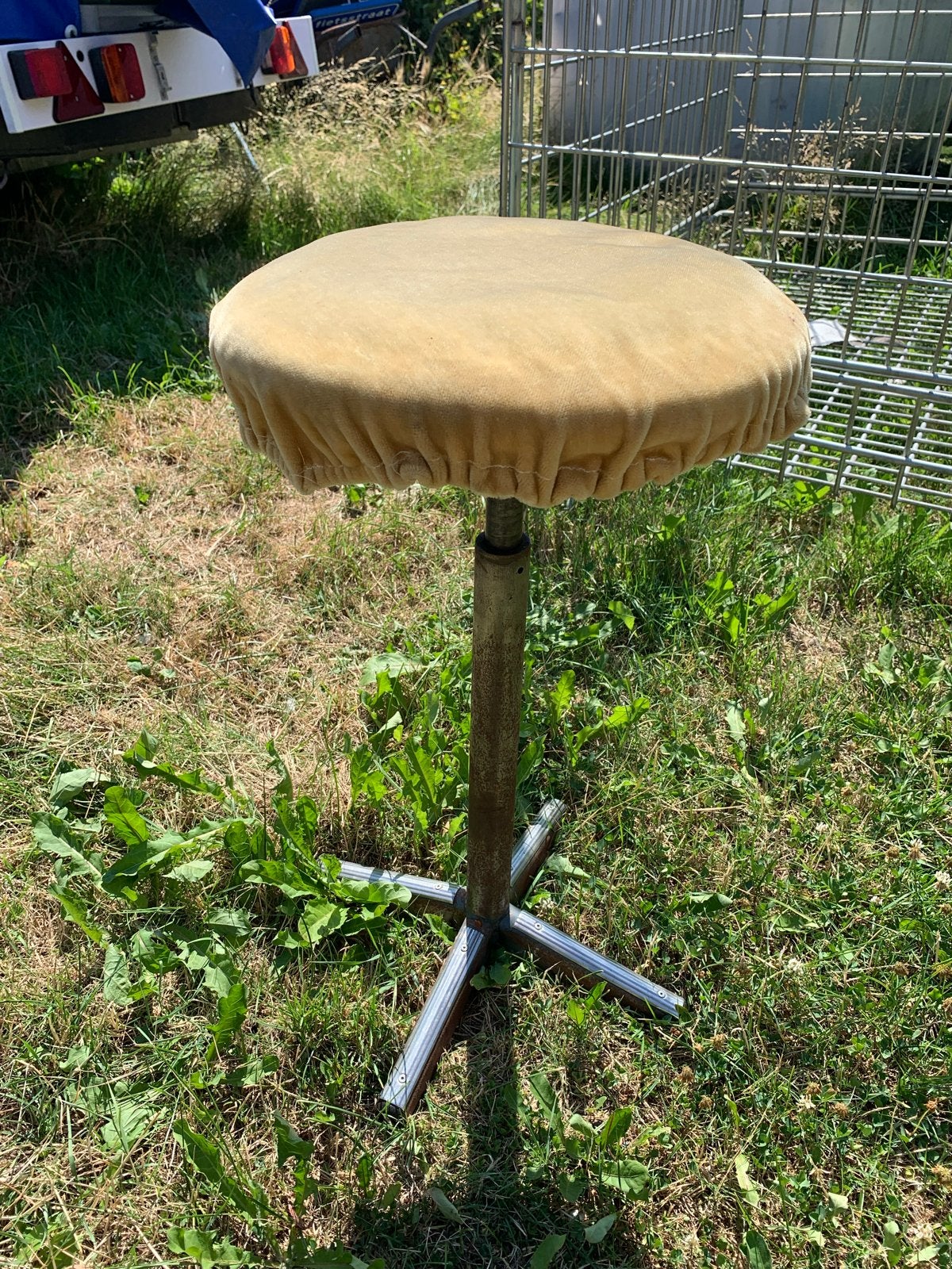 Vintage Versraaibare hoogte kruk met zachte zitting, Huis en Inrichting, Krukjes, Ophalen, In hoogte verstelbaar, Gebruikt, IJzer