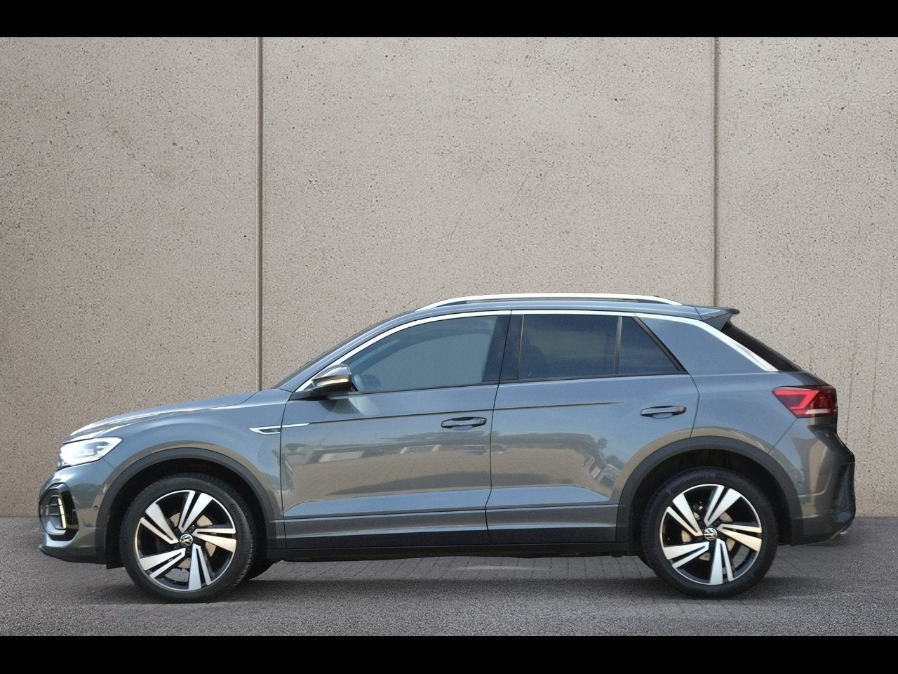 Volkswagen T-Roc 1.5 TSI R-Line 150PK Automaat | Navigatie |, 1258 kg, Zwart, 4 cilinders, 150 pk