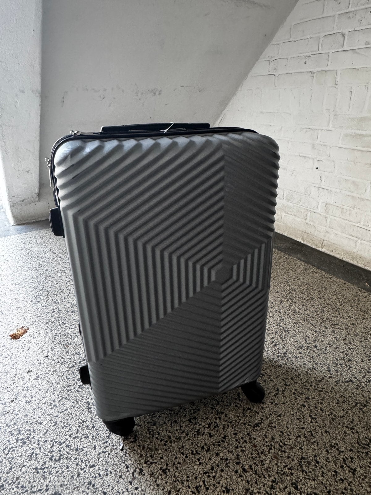 Medium grey suitcase 65x37x22, Gebruikt, Wieltjes, Hard kunststof, 35 tot 45 cm