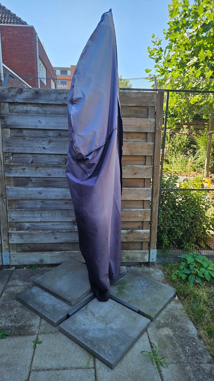SOLUNA Zweefparasol Lyon donkergrijs met kruisvoetstandaard, Ophalen, Verstelbaar, 2 tot 3 meter, Zweefparasol