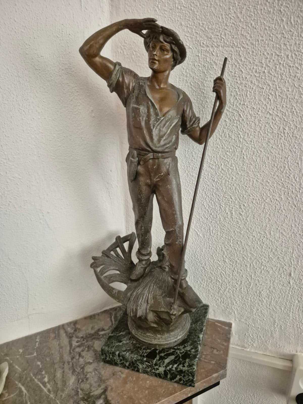 Metalen beeld met boer op marmeren sokkel, Ophalen, Gepatineerd, Beeld, Man