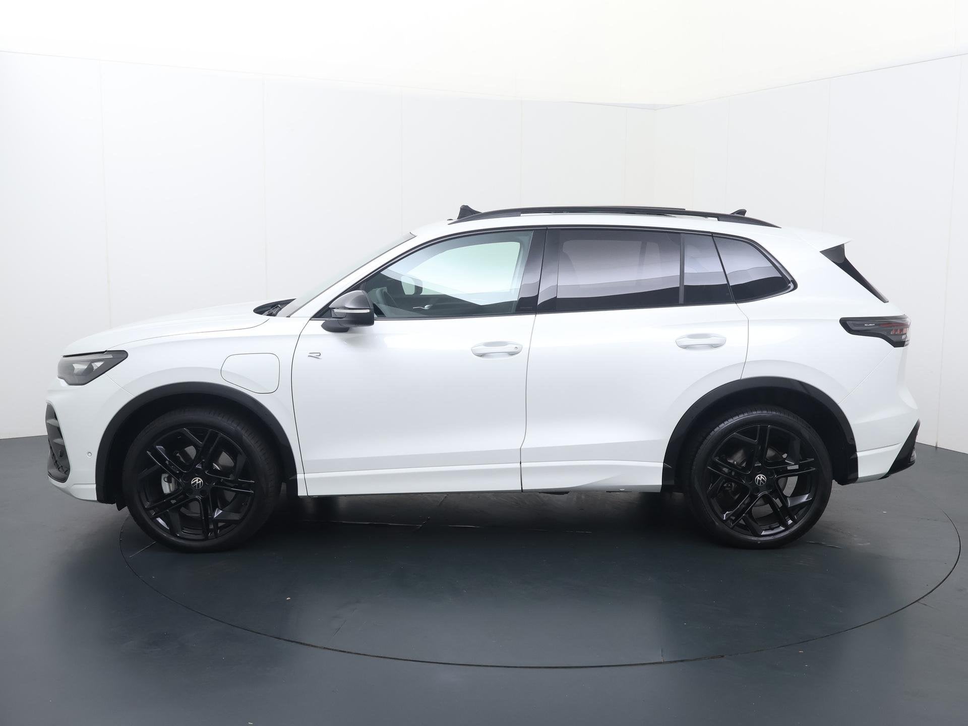 Volkswagen Tiguan 1.5 eHybrid R-Line | 272 PK | SoH 100% | T, 12 maanden, Stof, Euro 6, 4 cilinders