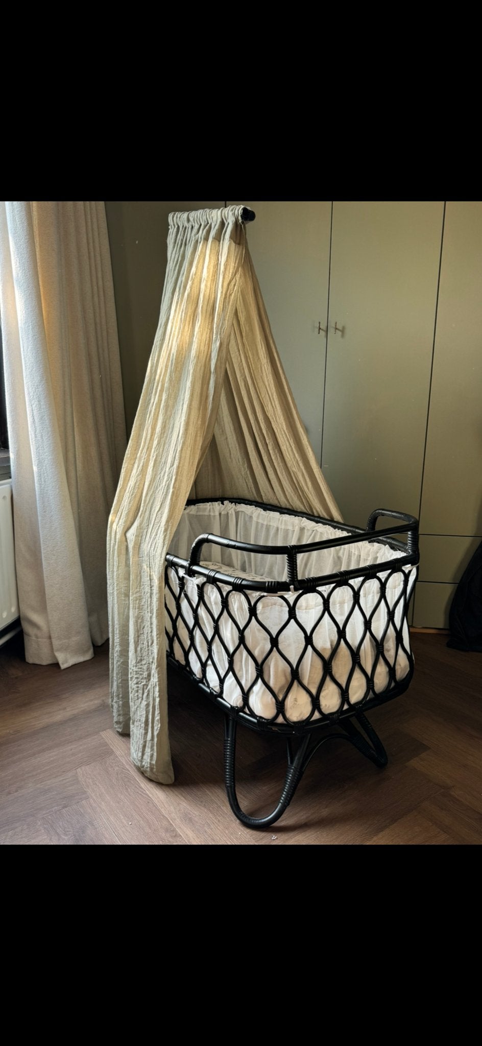 Zwart gelakt rotan wiegje met matras, Ophalen, Gebruikt, Minder dan 140 cm, Matras