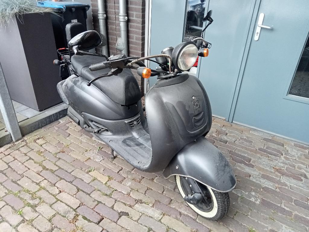 Stoere matzwarte AGM Retro snorscooter (slechts 1073 km!!), Gebruikt, Benzine, Ophalen, Overige merken