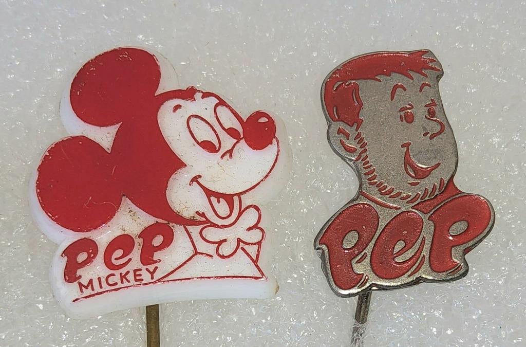 2 Vintage Speldjes PEP: Mickey Mouse & Man, Ophalen of Verzenden, Gebruikt, Figuurtje, Speldje of Pin