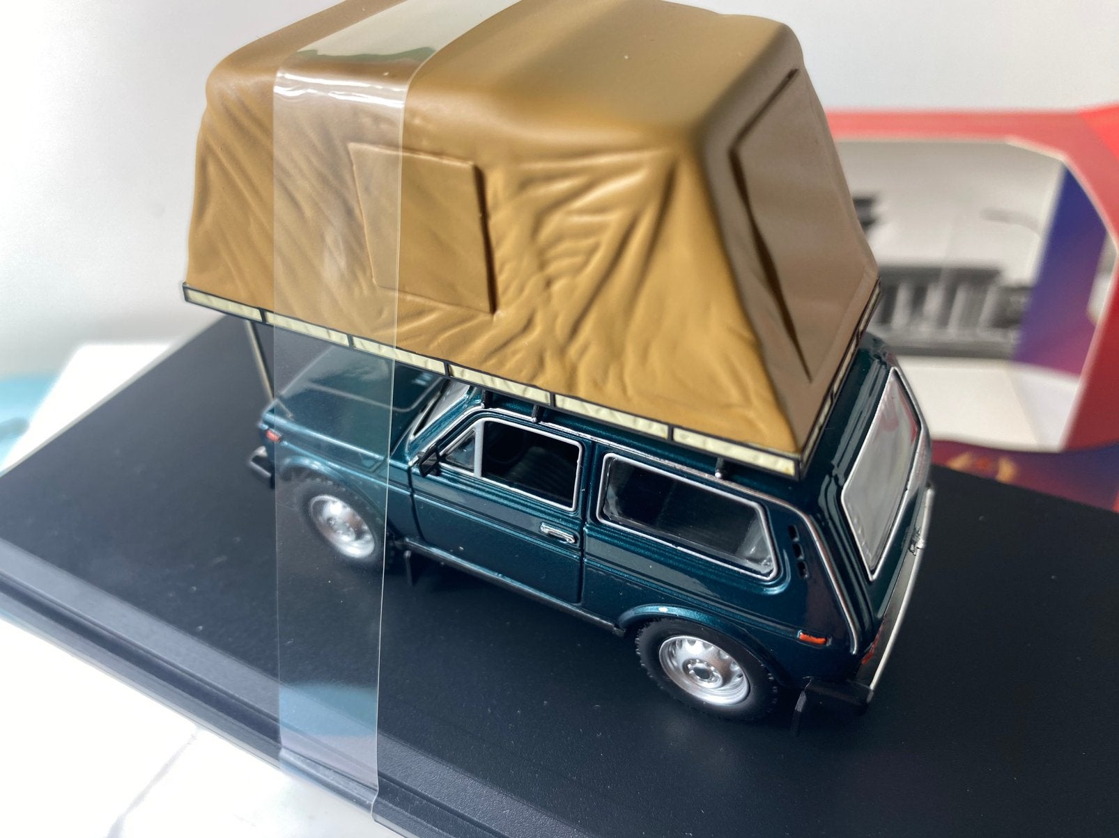 1:43-LADA NIVA 1600 met daktent-in OVP-make: IST, Ophalen of Verzenden, Nieuw, Auto, Overige merken