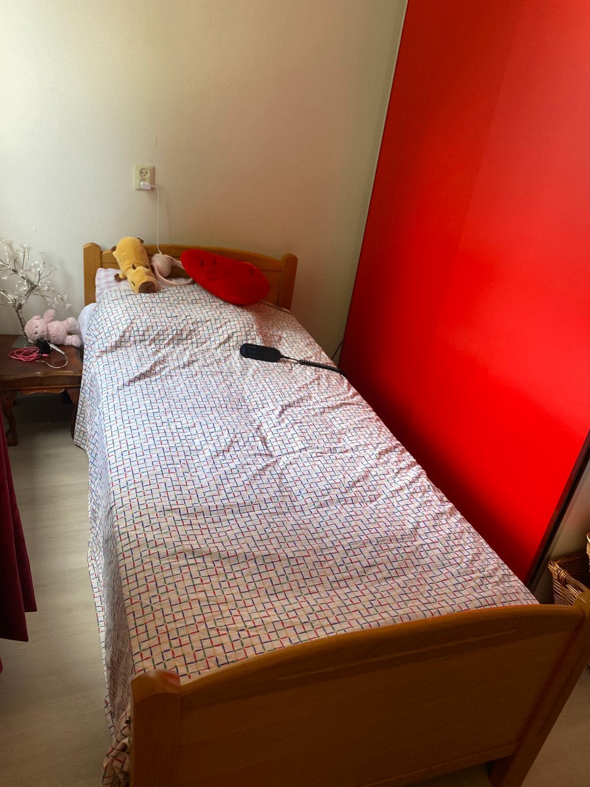 90x200 elektrisch bed, Ophalen, 90 cm, Zo goed als nieuw, Hout