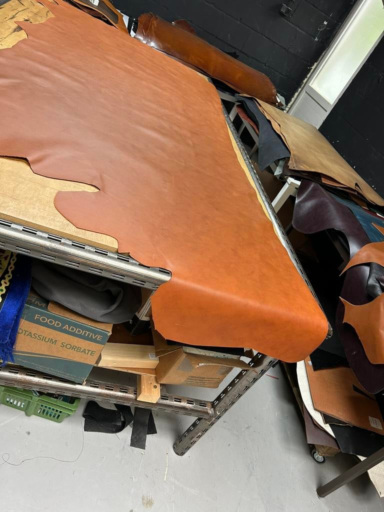 Cognac kleur halve huid 1.3 mm dikte iets stug en glad A-299, Hobby en Vrije tijd, Stoffen en Lappen, Bruin, 120 cm of meer, Ophalen of Verzenden