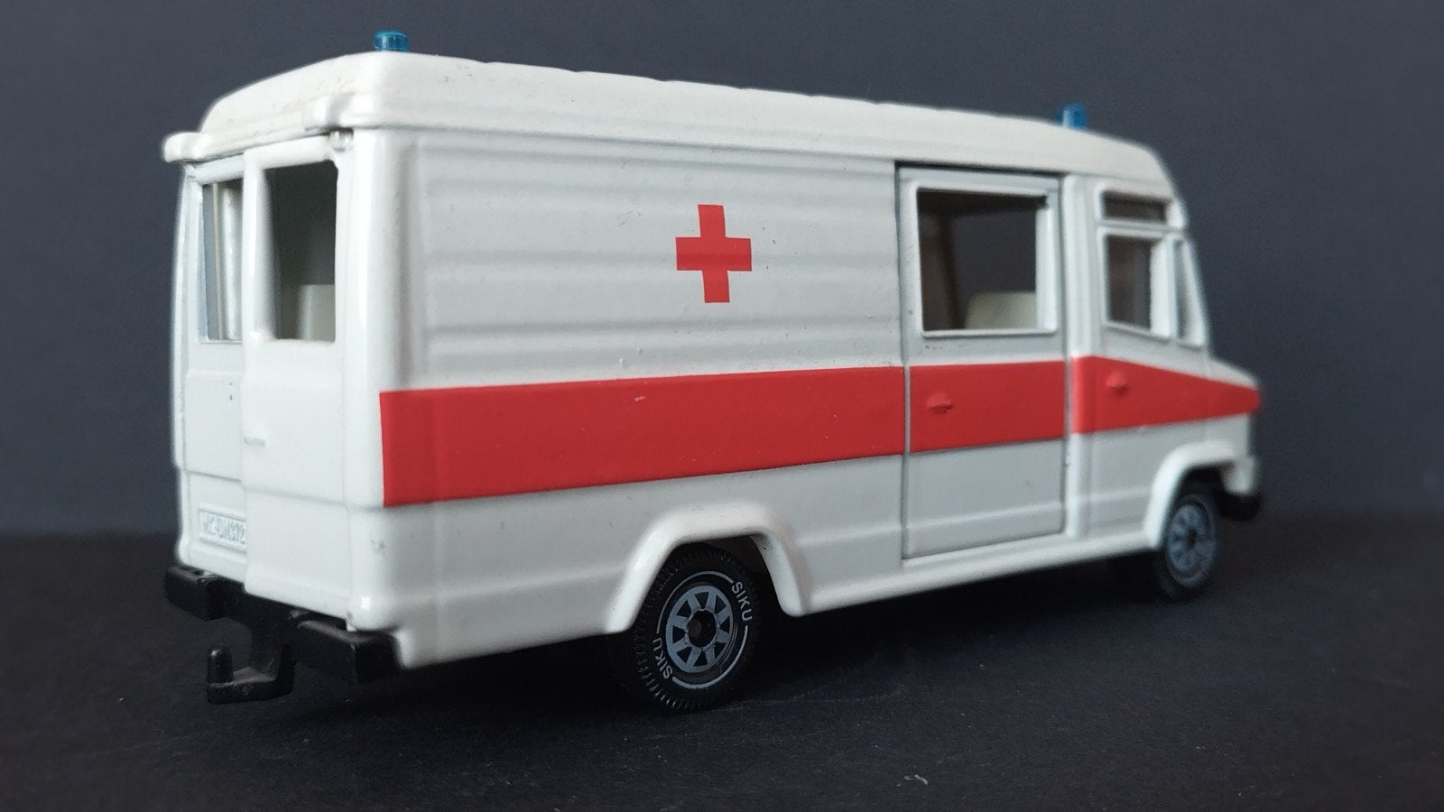 Mercedes Benz 809 D Ambulance 1:55 Siku 2011 Pol, Verzenden, Zo goed als nieuw, Bus of Vrachtwagen, Sieper