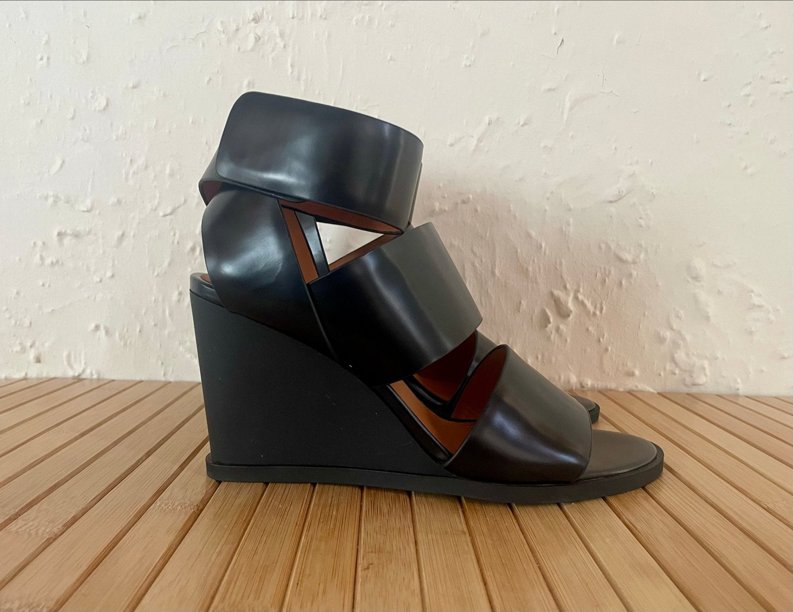 Zwarte & Other Stories Leren Wedge Sandalen Maat 39, Kleding | Dames, Zwart, Zo goed als nieuw, Sandalen of Muiltjes, Ophalen of Verzenden