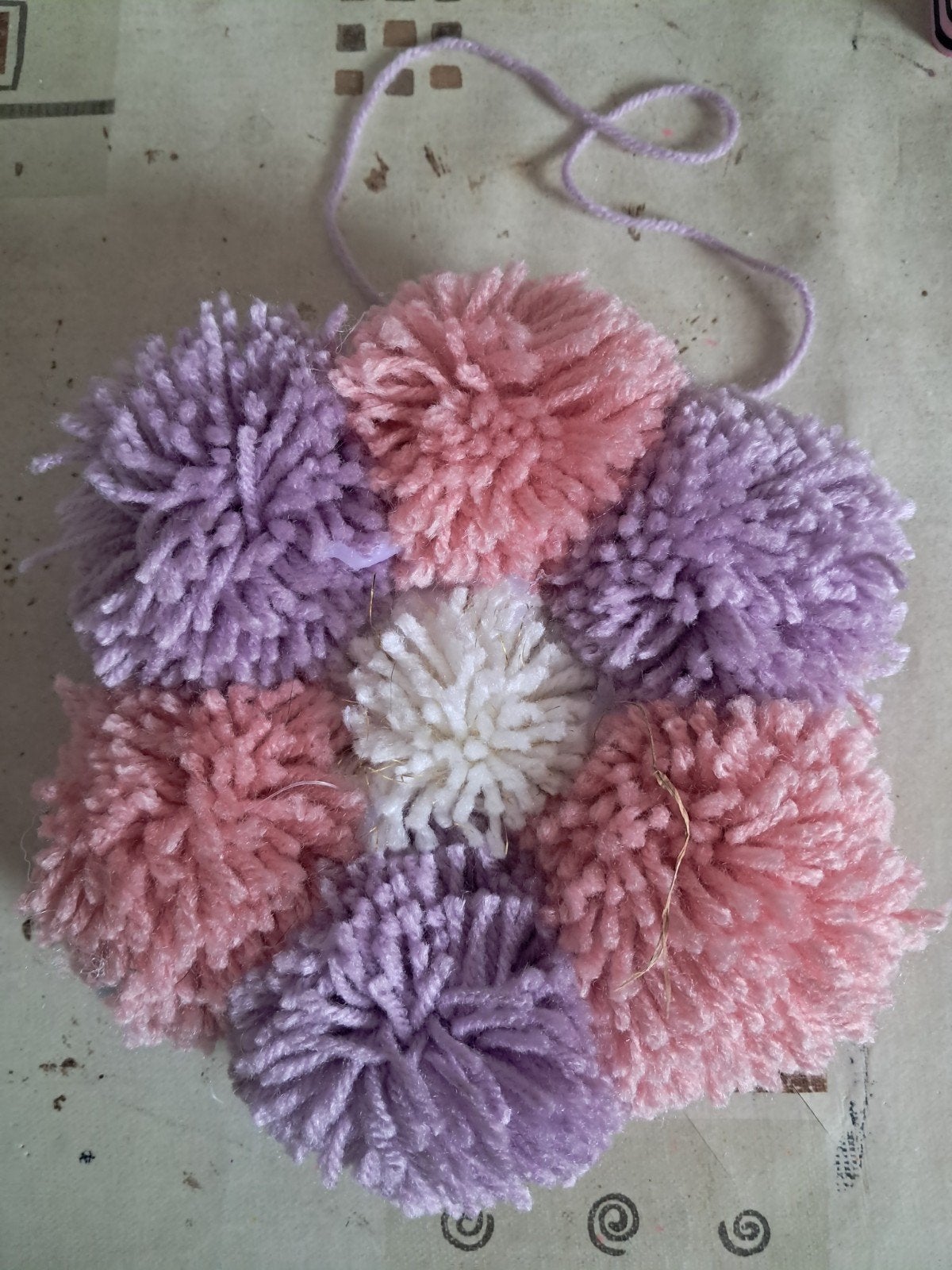 Handgemaakte pompom slinger/decoratie, Verzenden, Overige thema's, Textiel, Nieuw