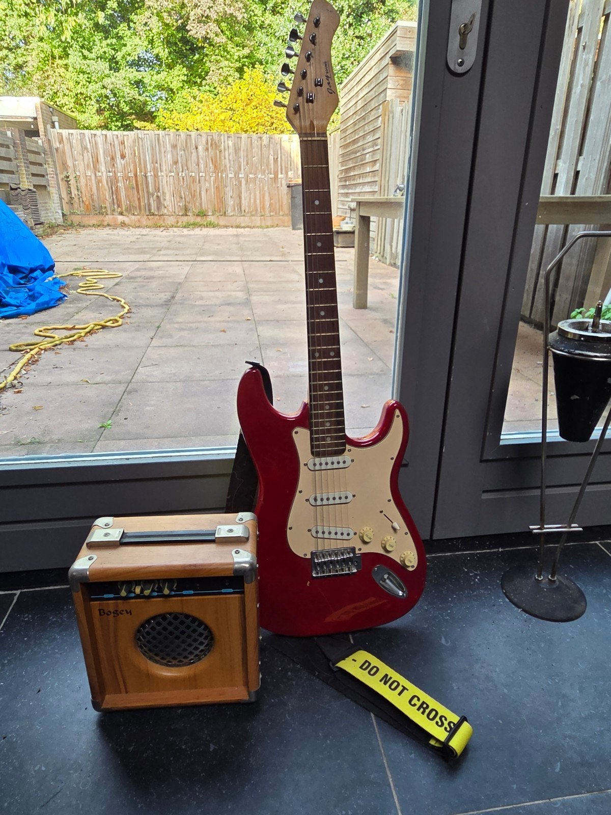 Rode elektrische gitaar met Bogen versterker, Muziek en Instrumenten, Overige merken, Gebruikt, Met versterker, Ophalen of Verzenden