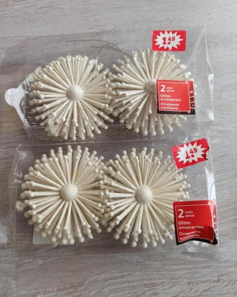 4 witte hangers, Ophalen of Verzenden, Zo goed als nieuw