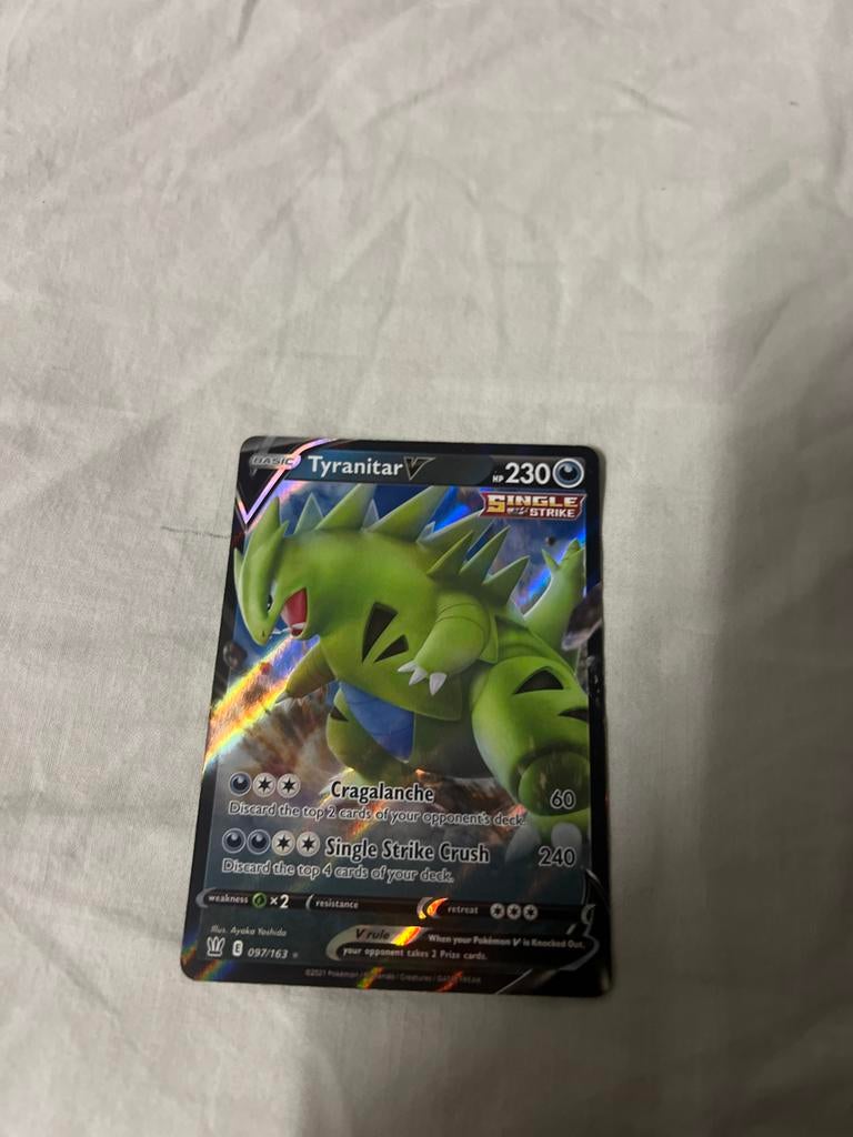 Pokemon kaart Tyranitar V 230 HP met beschermhoesje, Hobby en Vrije tijd, Verzamelkaartspellen | Pokémon, Ophalen of Verzenden