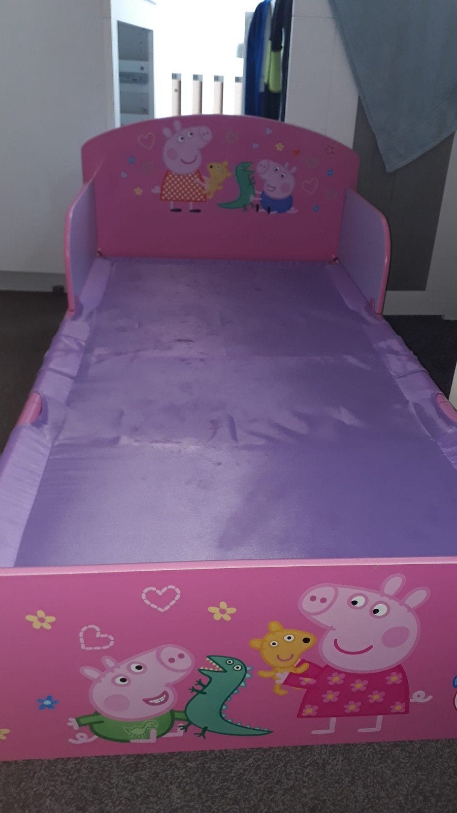 Peppa Pig kinderbed met matras - Zo goed als nieuw
