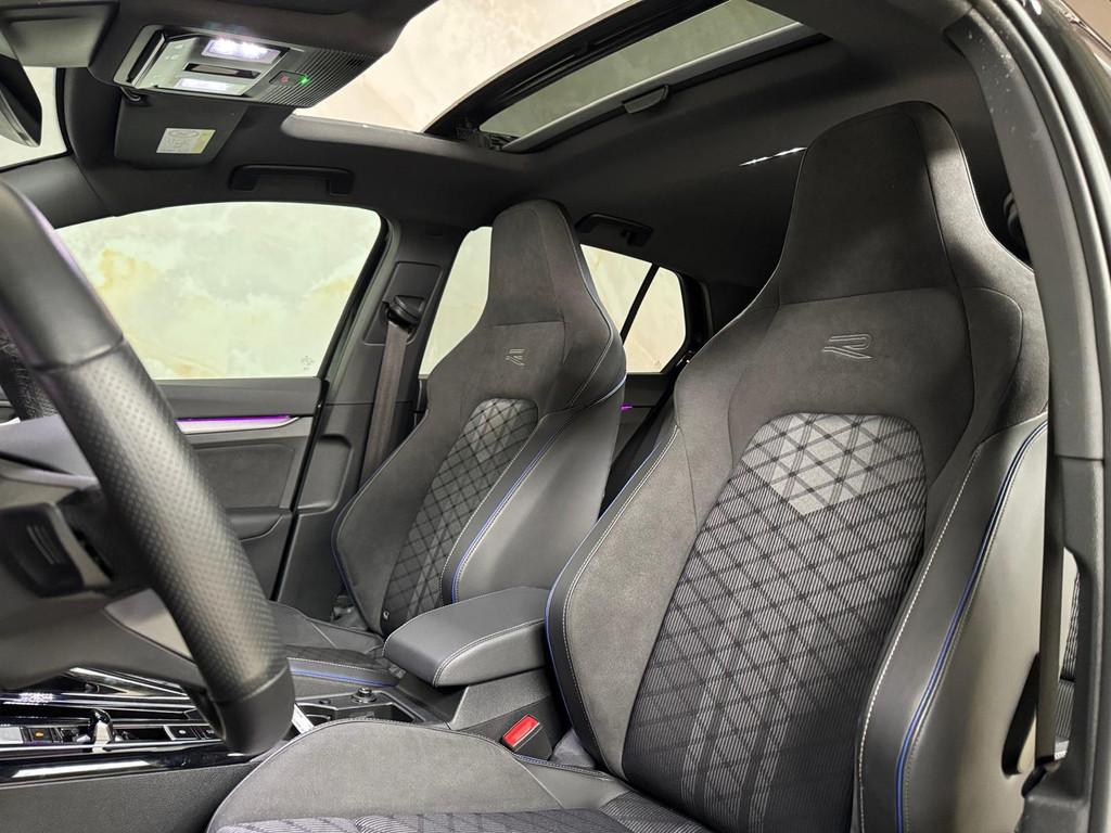 Volkswagen Golf 1.5 eTSI R line / Pano / H&K /, Auto's, Stof, 4 cilinders, 150 pk, Zwart