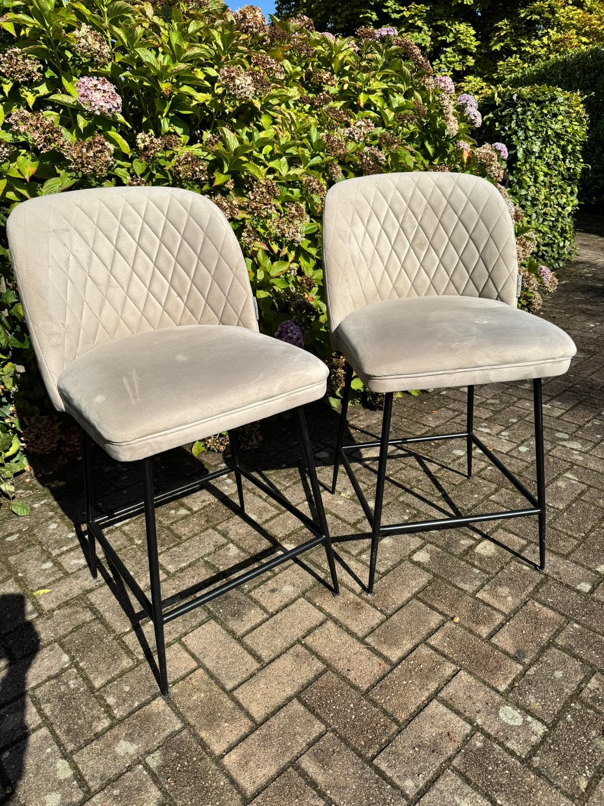 2x Richmond Interiors barstoelen Khaki Velvet, Huis en Inrichting, Ophalen, Zo goed als nieuw, 60 tot 90 cm