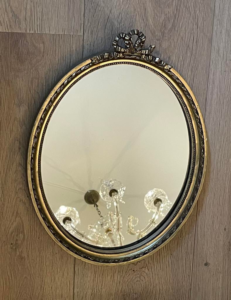 Ovale spiegel met goudkleurige striklijst, beschadigd, Antiek en Kunst, Ophalen of Verzenden, Ovaal, Minder dan 50 cm