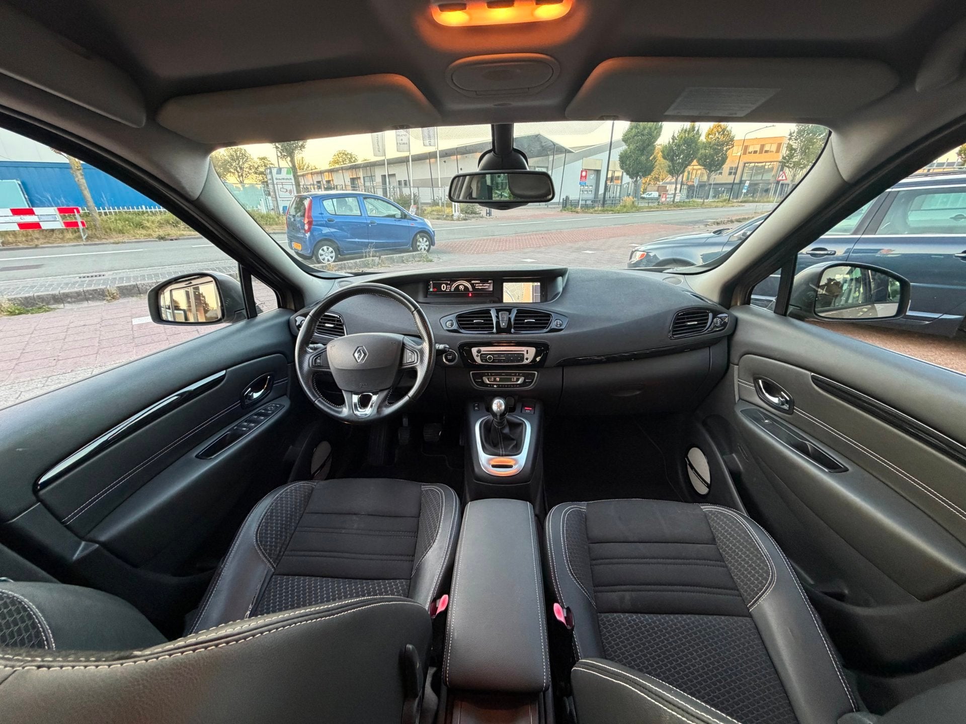 Renault Scénic 1.2 TCe Bose Clima|Cruise|NAVI|Camera|Trekha, Auto's, Voorwielaandrijving, Euro 5, Gebruikt, 1295 kg