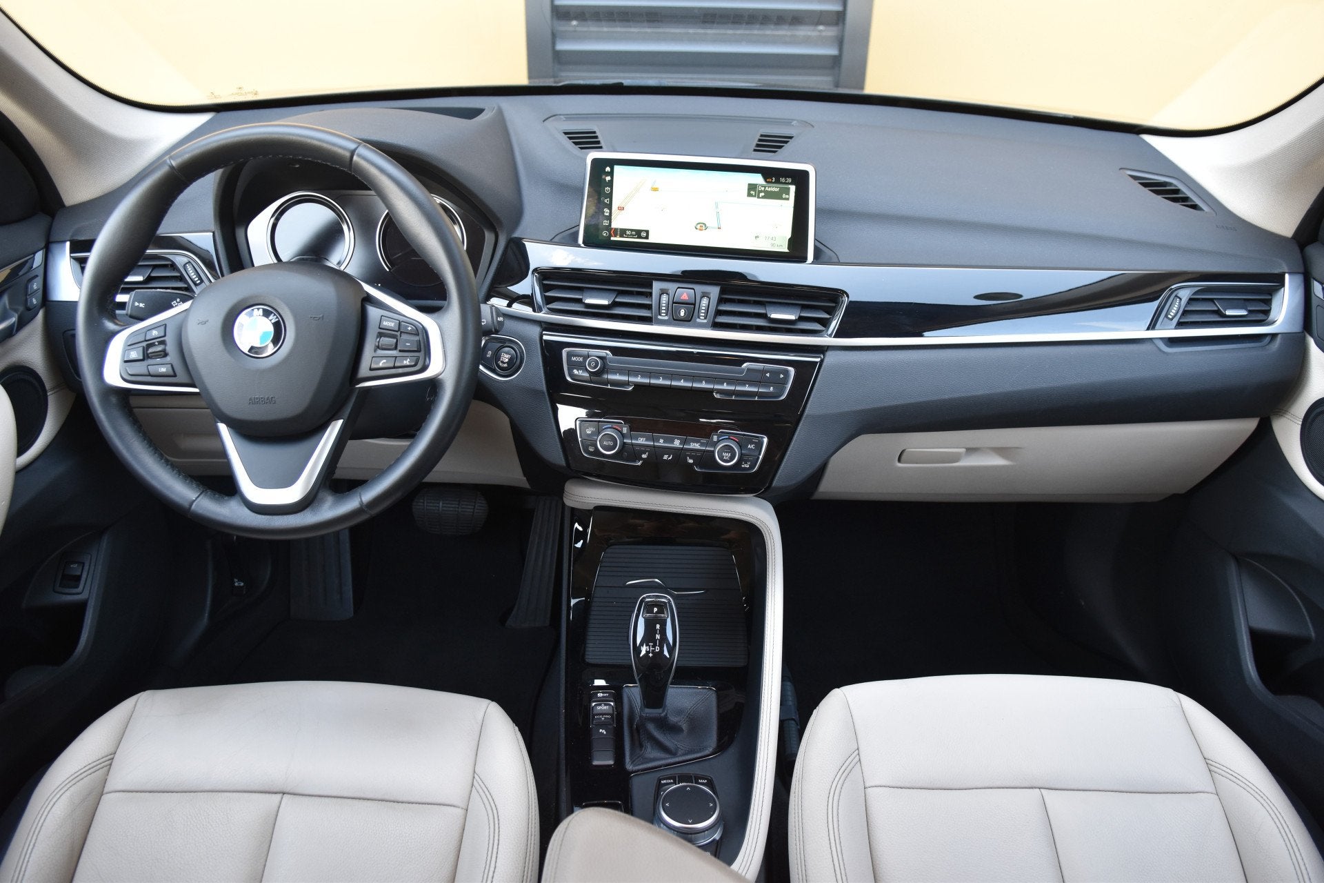 BMW X1 sDrive20i High Executive * LED * Leder * Head-up * St, Auto's, Met garantie (alle), Zwart, 1455 kg, SUV of Terreinwagen